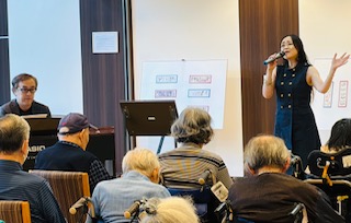 介護付き有料老人ホームでのピアノとボーカルによるジャズ生演奏